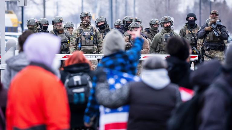 Am Donnerstag, dem 8. Januar 2026, kam es in Minneapolis, Minnesota, vor dem Bishop Henry Whipple Federal Building zu Zusammenstößen zwischen Bundesagenten, Polizisten und Demonstranten.