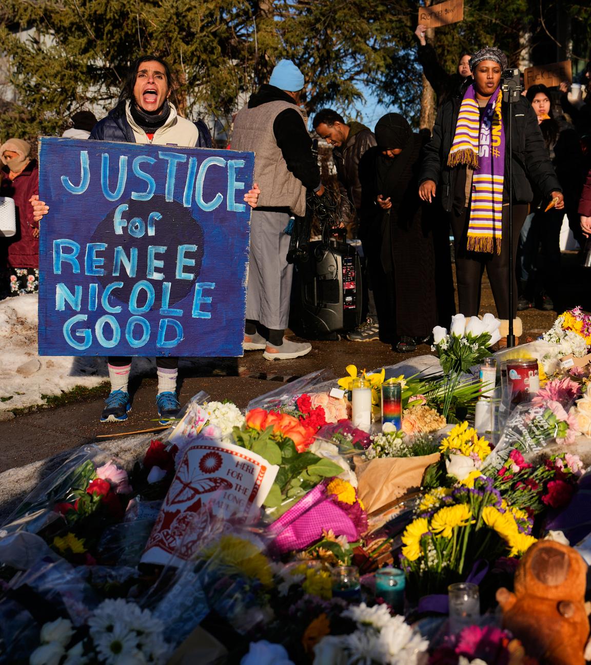 Hunderte Kerzen sind am Todesort der 37-jährigen Frau aus Minneapolis aufgestellt worden. Die Menschen protestieren mit Schildern.
