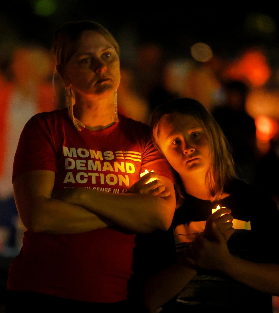 Eine Mutter und ihr Kind gedenken der Opfer eines Schulattentats in Minneapolis