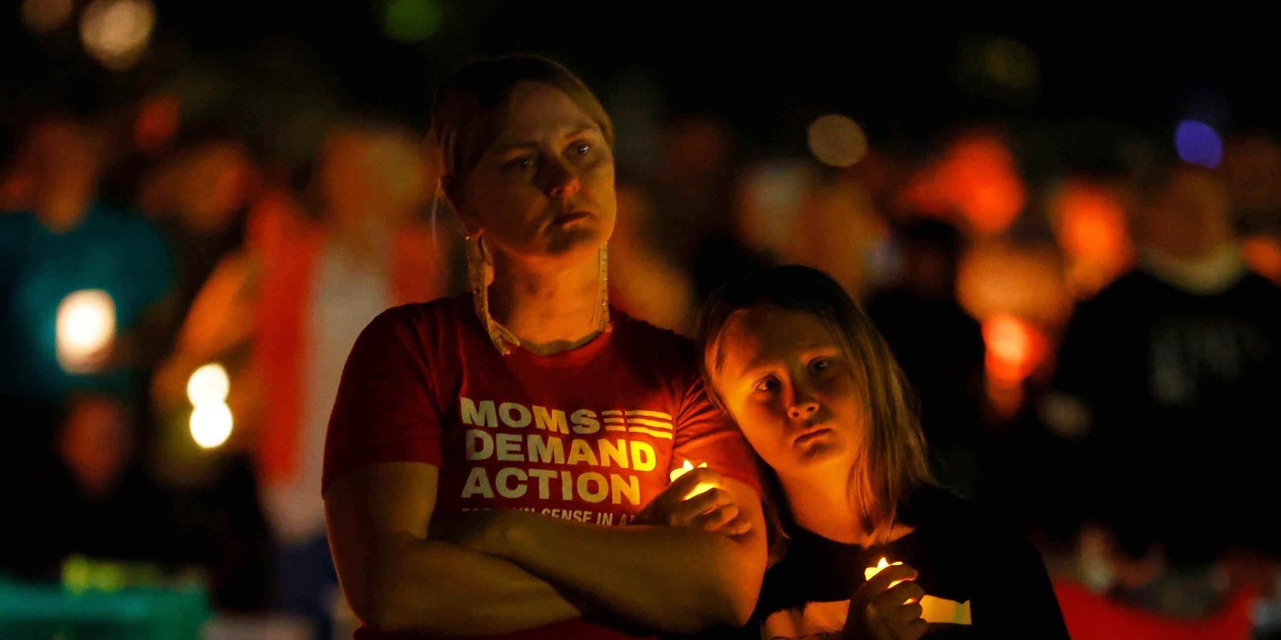 Eine Mutter und ihr Kind gedenken der Opfer eines Schulattentats in Minneapolis