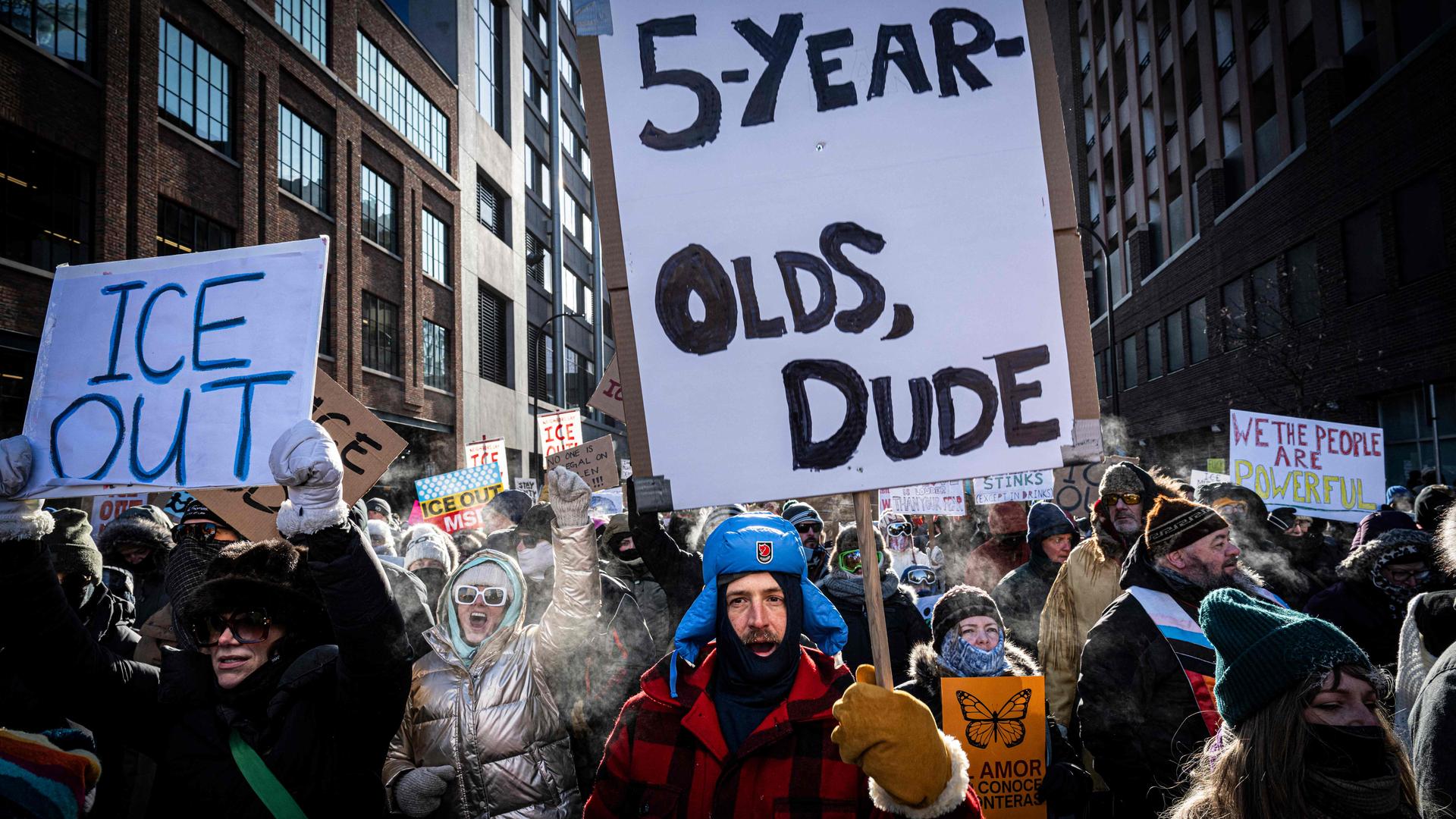 Nach der Festnahme eines Fünfjährigen durch ICE-Beamte demonstrieren Menschen in Minneapolis im Bundesstaat Minnesota.