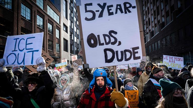 Nach der Festnahme eines Fünfjährigen durch ICE-Beamte demonstrieren Menschen in Minneapolis im Bundesstaat Minnesota.