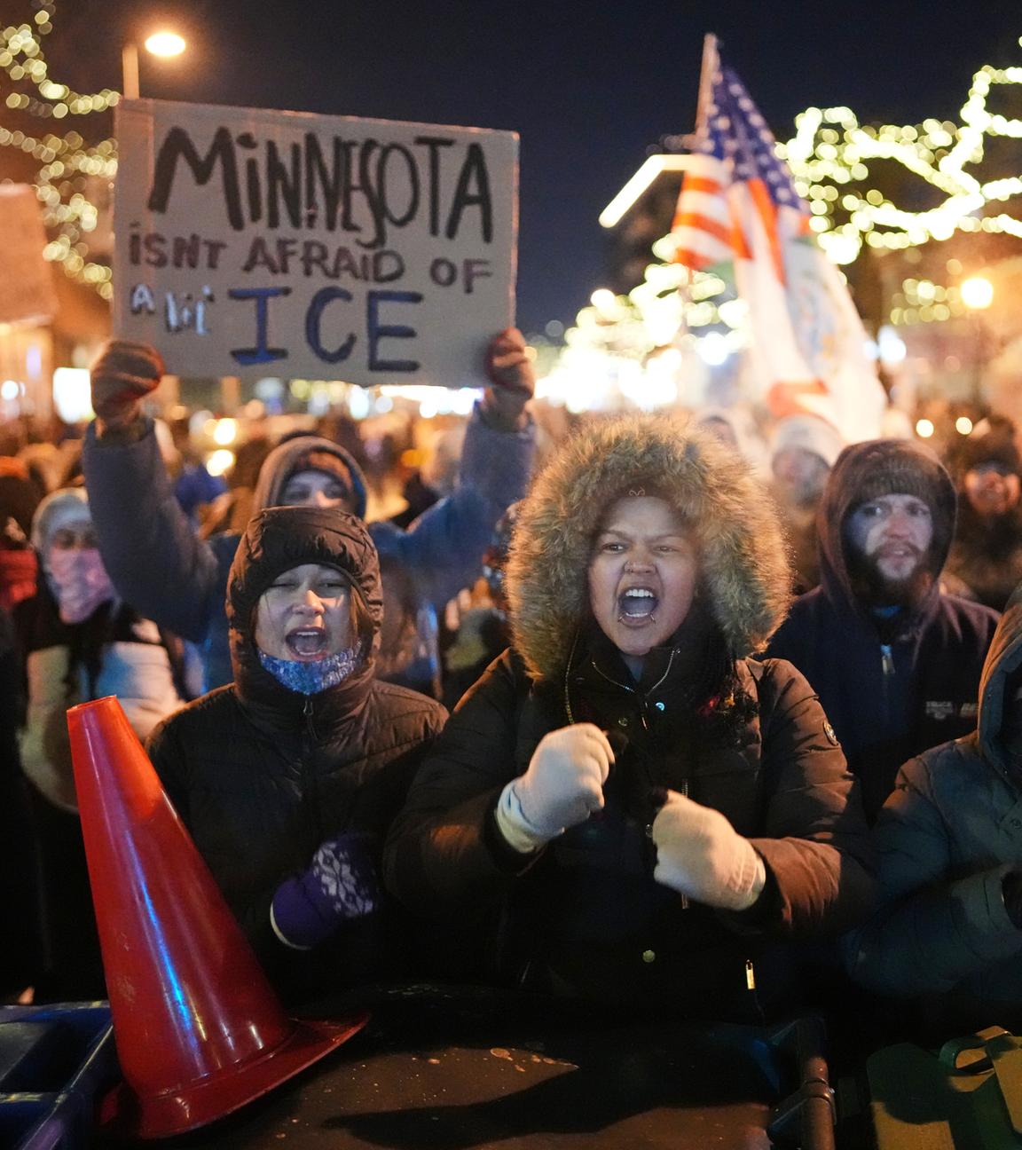 Demonstranten skandieren Parolen und schlagen auf Mülleimer, während sie hinter einer provisorischen Barrikade stehen, während einer Demonstration als Reaktion auf den Tod des 37-jährigen Alex Pretti.
