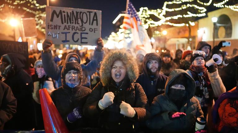 Demonstranten skandieren Parolen und schlagen auf Mülleimer, während sie hinter einer provisorischen Barrikade stehen, während einer Demonstration als Reaktion auf den Tod des 37-jährigen Alex Pretti.