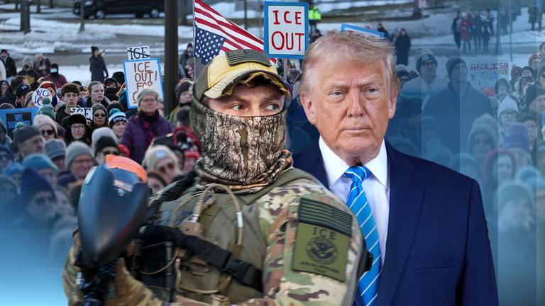 Trump und ein ICE-Agent vor einem Bild von den Protesten in Minneapolis