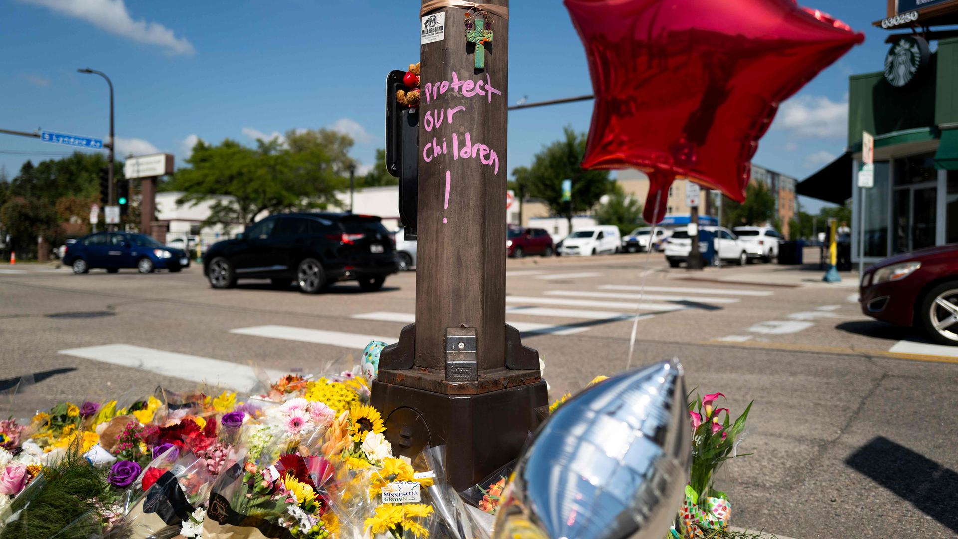 Menschen gedenken der Opfer des Schussangriffes auf einen Schulgottesdienst in Minneapolis.