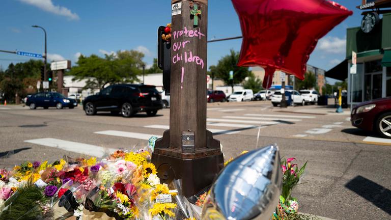 Menschen gedenken der Opfer des Schussangriffes auf einen Schulgottesdienst in Minneapolis.