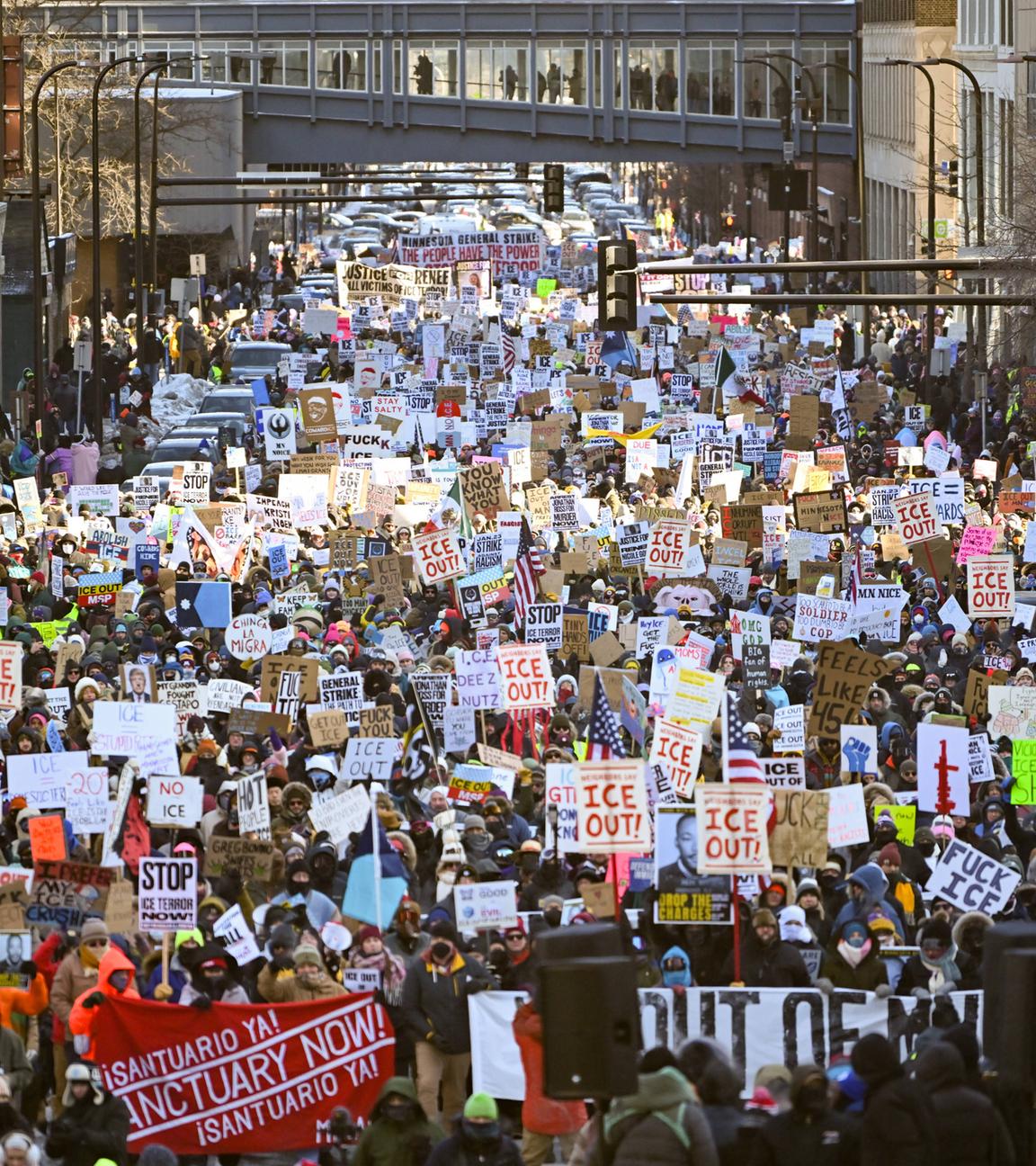 Tausende Demonstranten marschieren während des ICE-Out-Day in Minneapolis, Minnesota. Aufnahme von schräg oben.