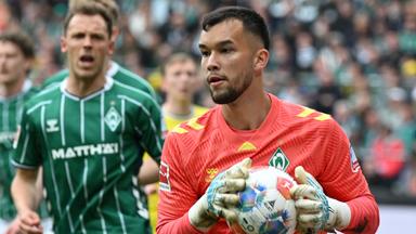 Torwart Mio Backhaus (Werder Bremen) fängt den Ball.