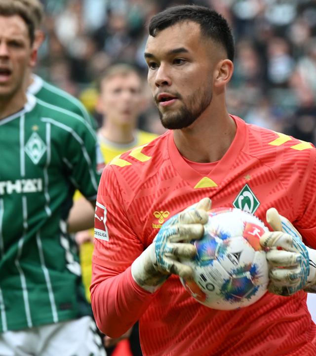 Torwart Mio Backhaus (Werder Bremen) fängt den Ball.
