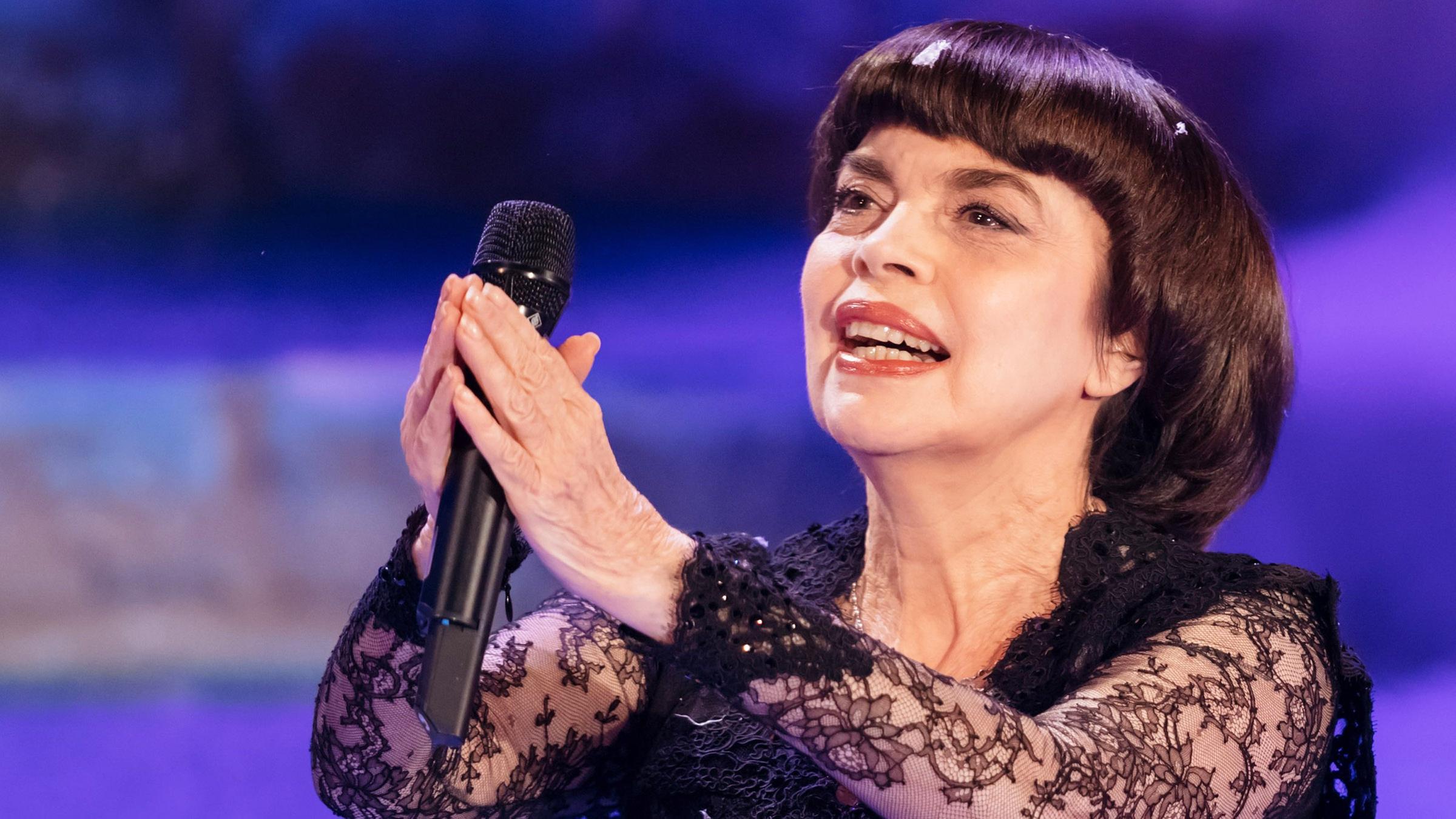 Mireille Mathieu singt am 02.12.2017 im Congress Centrum Suhl (Thüringen) in der Show " Das Adventsfest der 100.000 Lichter". 
