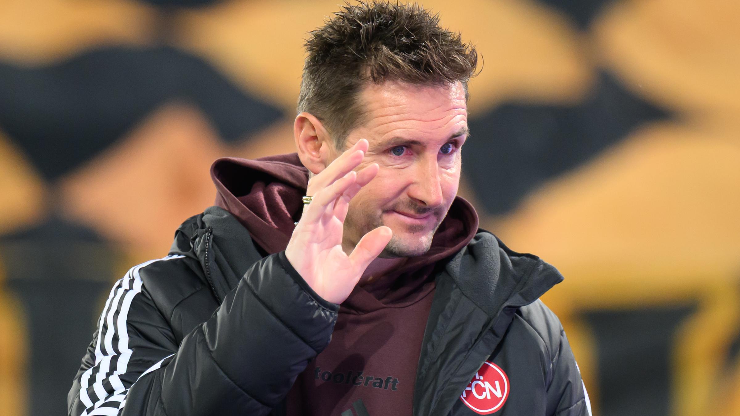 1. FC Nürnbergs Trainer Miroslav Klose macht ein Handzeichen und lächelt