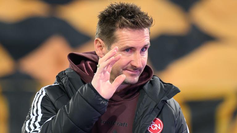 1. FC Nürnbergs Trainer Miroslav Klose macht ein Handzeichen und lächelt