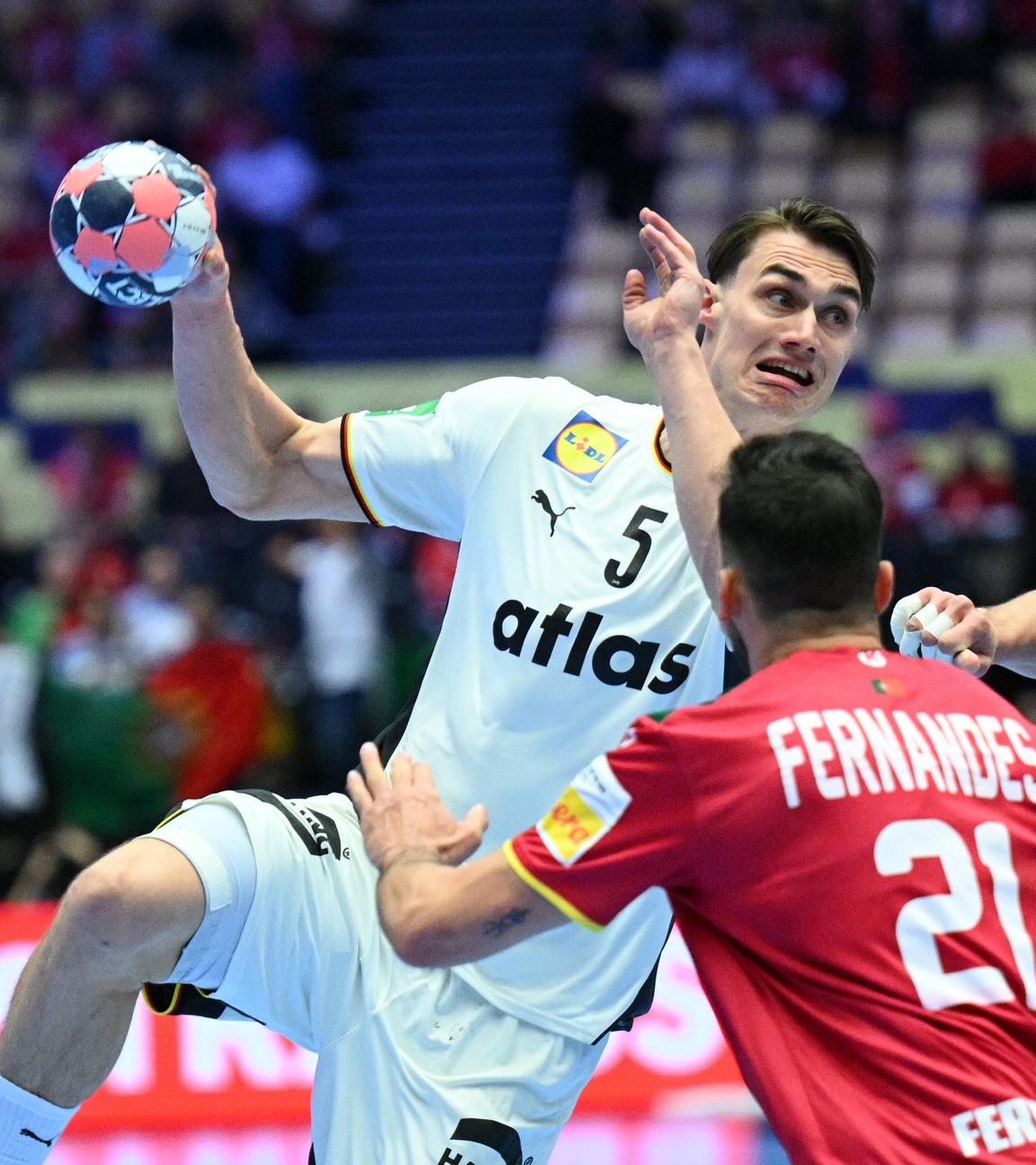 Handball-Nationalspieler Miro Schluroff beim Wurf im EM-Spiel gegen Portugal