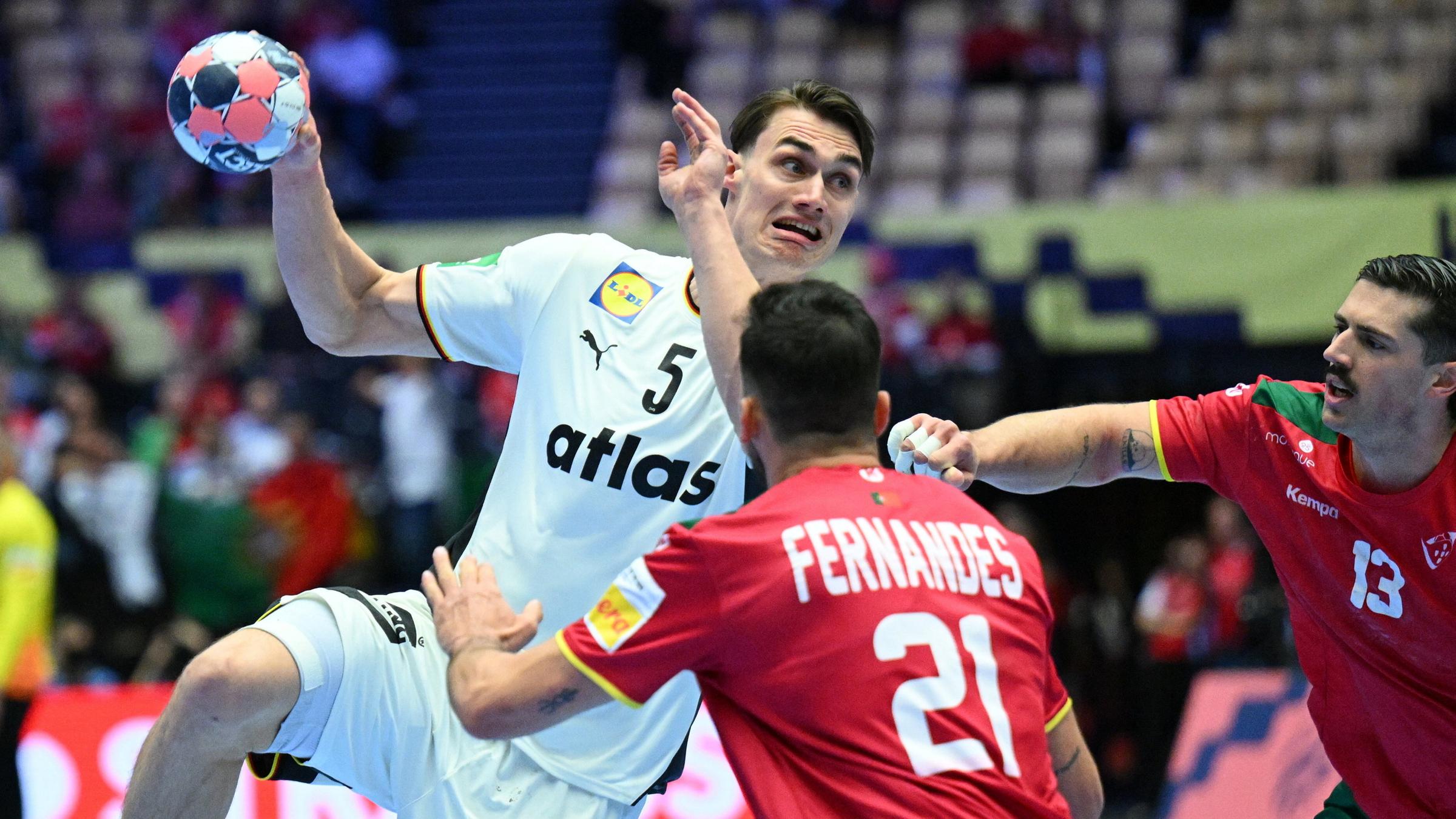 Handball-Nationalspieler Miro Schluroff beim Wurf im EM-Spiel gegen Portugal