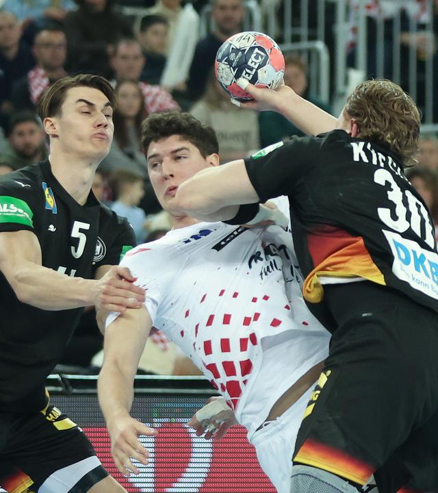 Handballer Miro Schluroff (l, Deutschland) und Tom Kiesler (Deutschland) in Aktion gegen Luka Lovre Klarica (Kroatien) am 08.01.2026 im kroatischen Zagreb beim Handball Länderspiel.