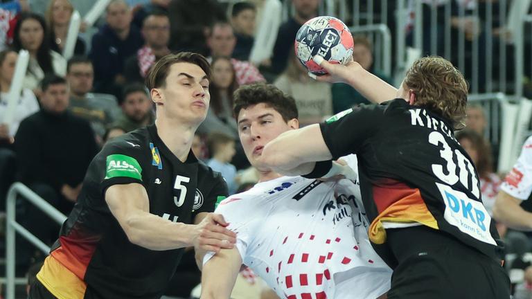 Handballer Miro Schluroff (l, Deutschland) und Tom Kiesler (Deutschland) in Aktion gegen Luka Lovre Klarica (Kroatien) am 08.01.2026 im kroatischen Zagreb beim Handball Länderspiel.