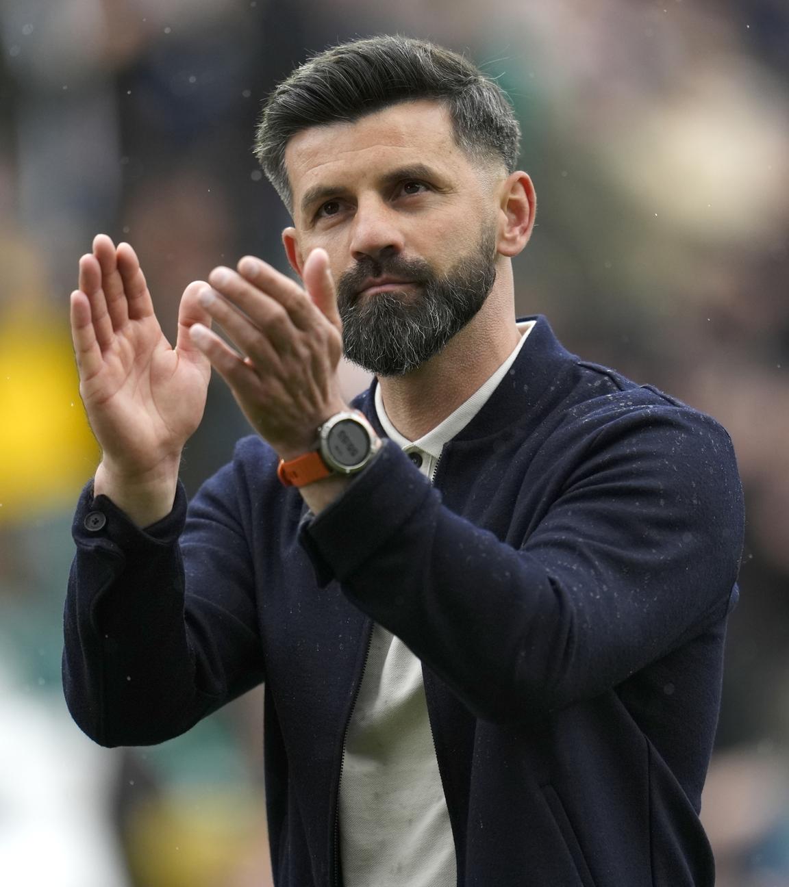 Miron Muslic, Trainer von Plymouth Argyle, klatscht in die Hände.