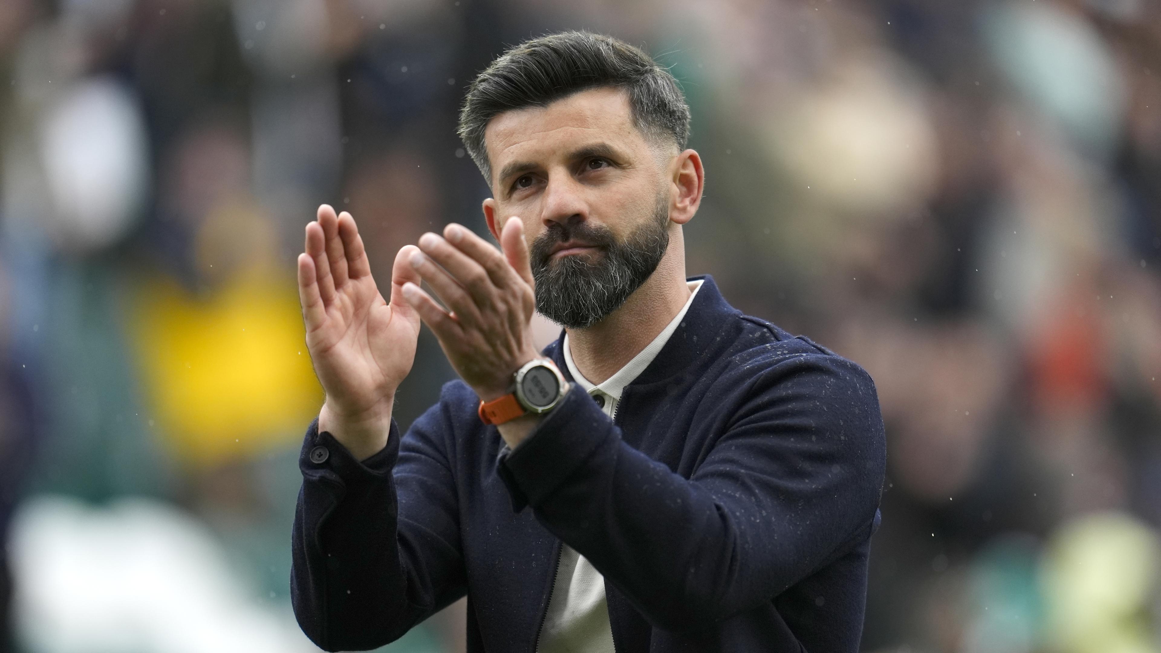 Miron Muslic, Trainer von Plymouth Argyle, klatscht in die Hände.