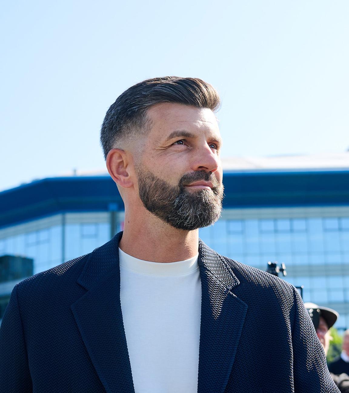 Der neue Trainer von FC Schalke 04 Miron Muslic vor der Veltins-Arena in Gelsenkirchen am 20.06.2025.
