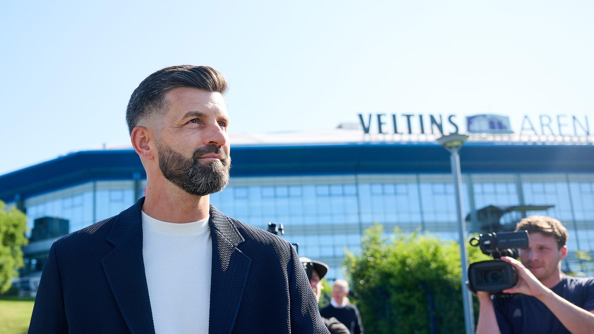 Der neue Trainer von FC Schalke 04 Miron Muslic vor der Veltins-Arena in Gelsenkirchen am 20.06.2025.