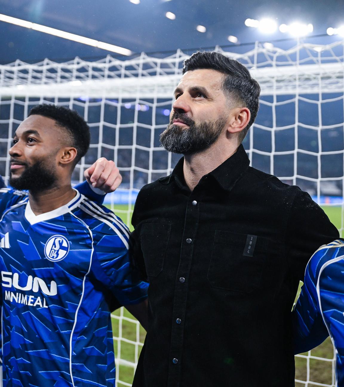 Fußballtrainer Miron Muslic von FC Schalke 04 steht mit einigen Fußballern des Vereins am 28.11.2025 zusammen, im Spiel gegen SC Paderborn.