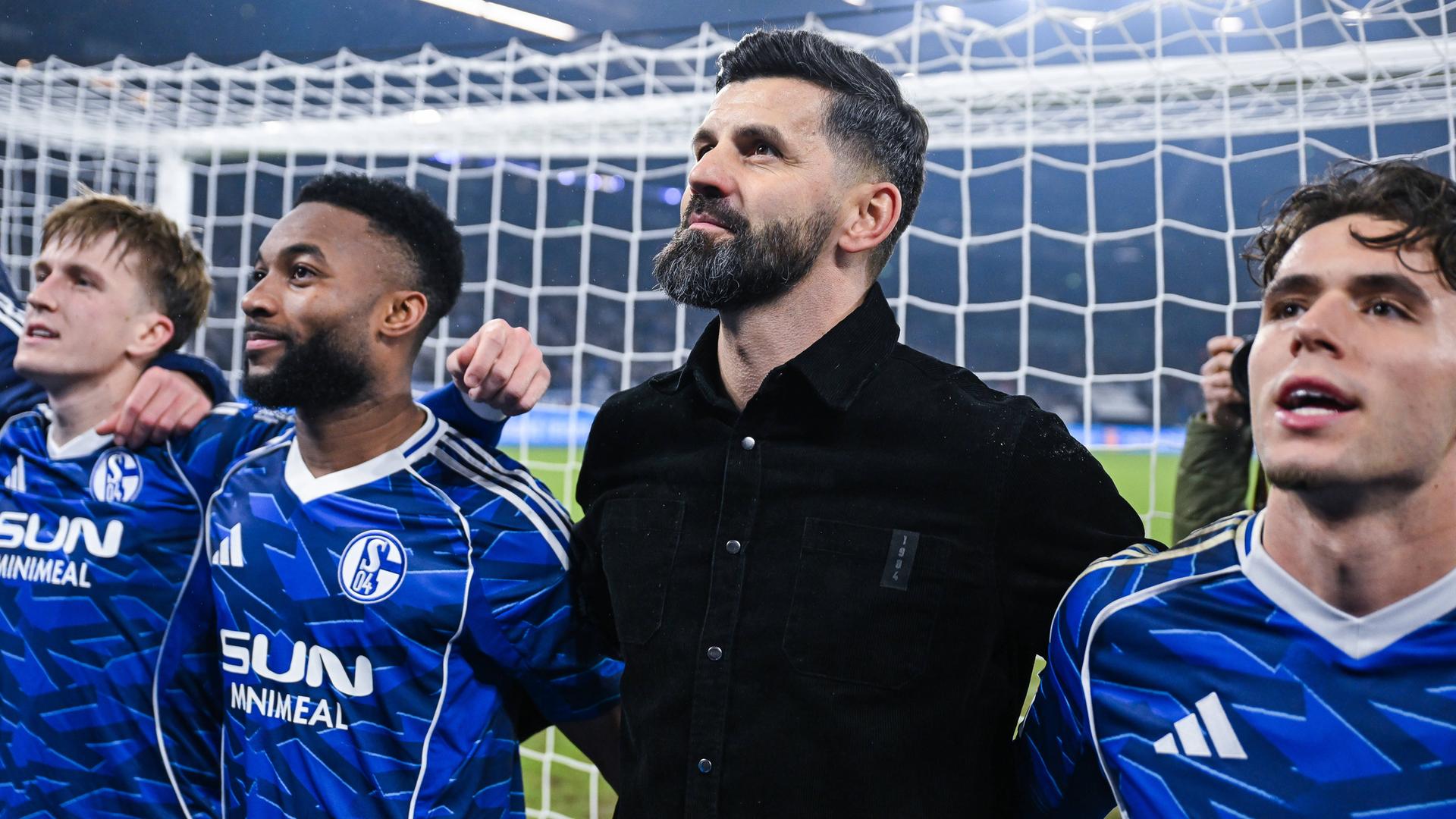 Fußballtrainer Miron Muslic von FC Schalke 04 steht mit einigen Fußballern des Vereins am 28.11.2025 zusammen, im Spiel gegen SC Paderborn.