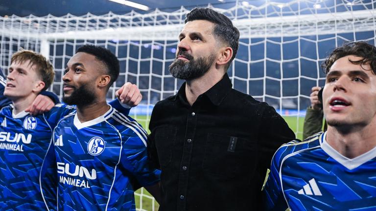 Fußballtrainer Miron Muslic von FC Schalke 04 steht mit einigen Fußballern des Vereins am 28.11.2025 zusammen, im Spiel gegen SC Paderborn.
