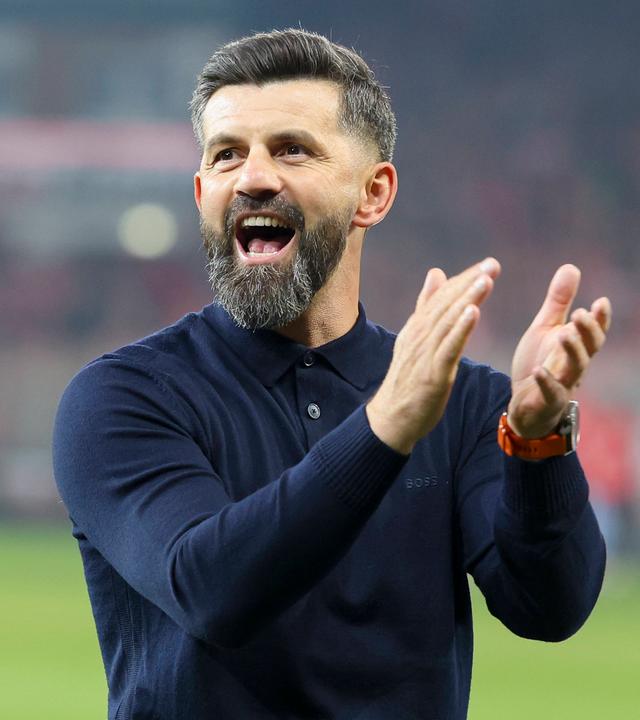 Schalke-Trainer Miron Muslic jubelt während des Spiels gegen Union Berlin.