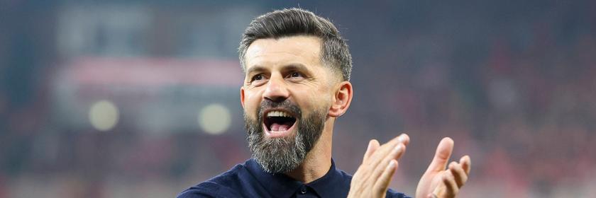 Schalke-Trainer Miron Muslic jubelt während des Spiels gegen Union Berlin.