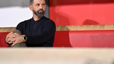 Fussballtrainer Miron Muslic auf einer Bank.