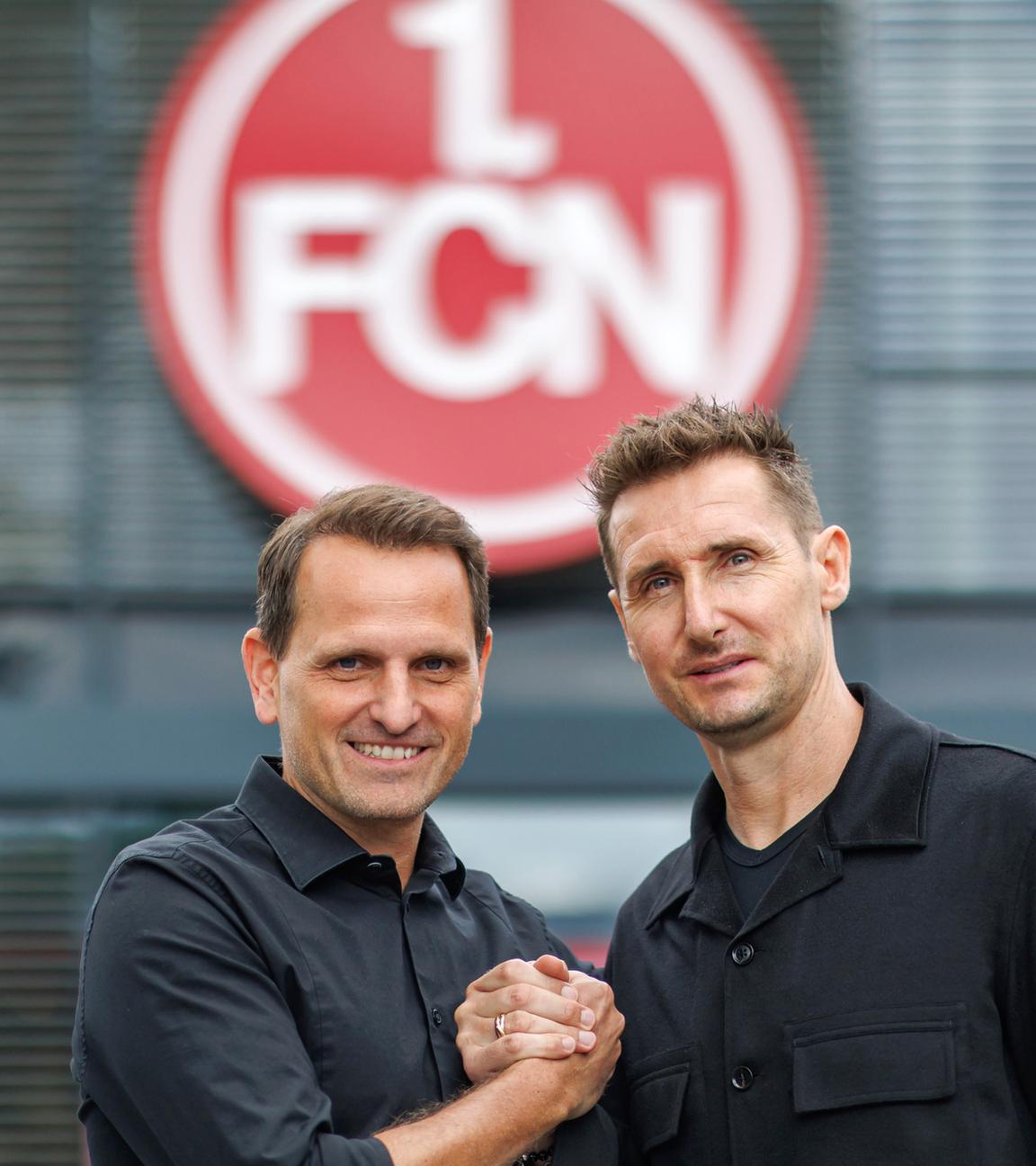 Der neue FCN-Trainer Miroslav Klose (r) steht mit dem FCN-Sportvorstand Joti Chatzialexiou, aufgenommen am 05.03.2024