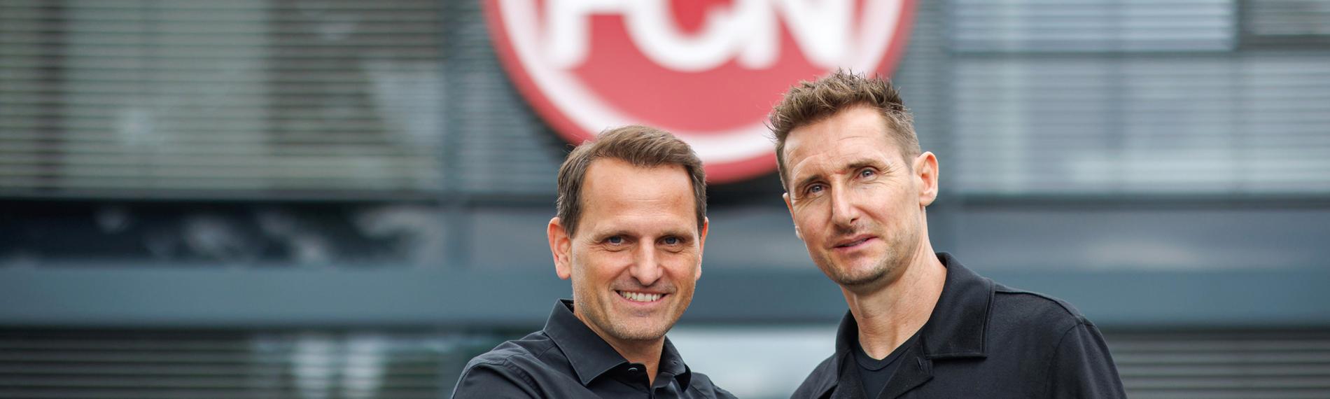 Der neue FCN-Trainer Miroslav Klose (r) steht mit dem FCN-Sportvorstand Joti Chatzialexiou, aufgenommen am 05.03.2024