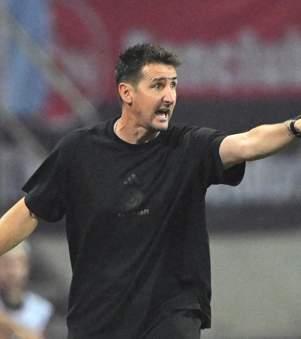 Trainer Miroslav Klose (1. FC Nürnberg) gestikuliert.