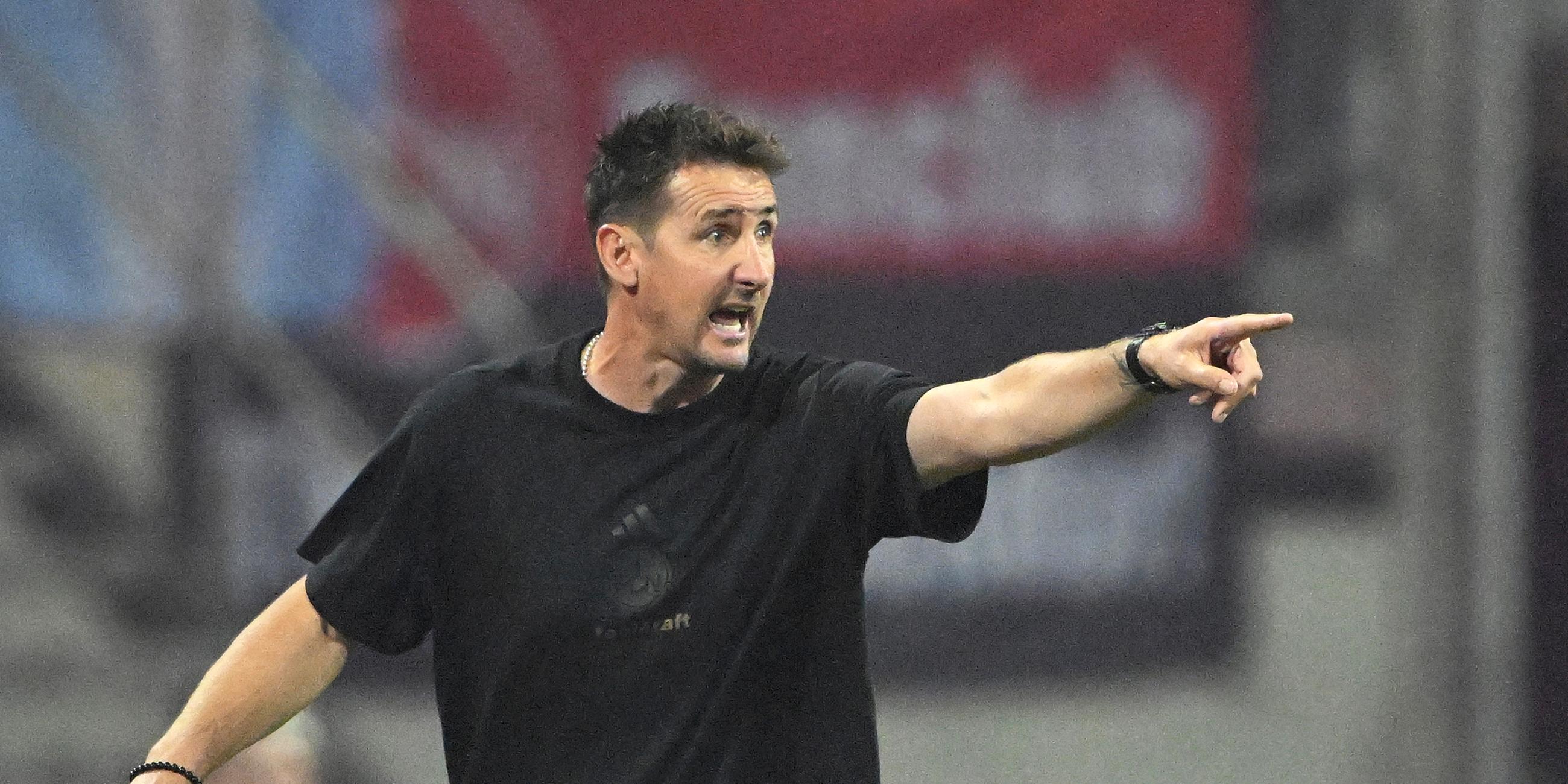 Trainer Miroslav Klose (1. FC Nürnberg) gestikuliert.