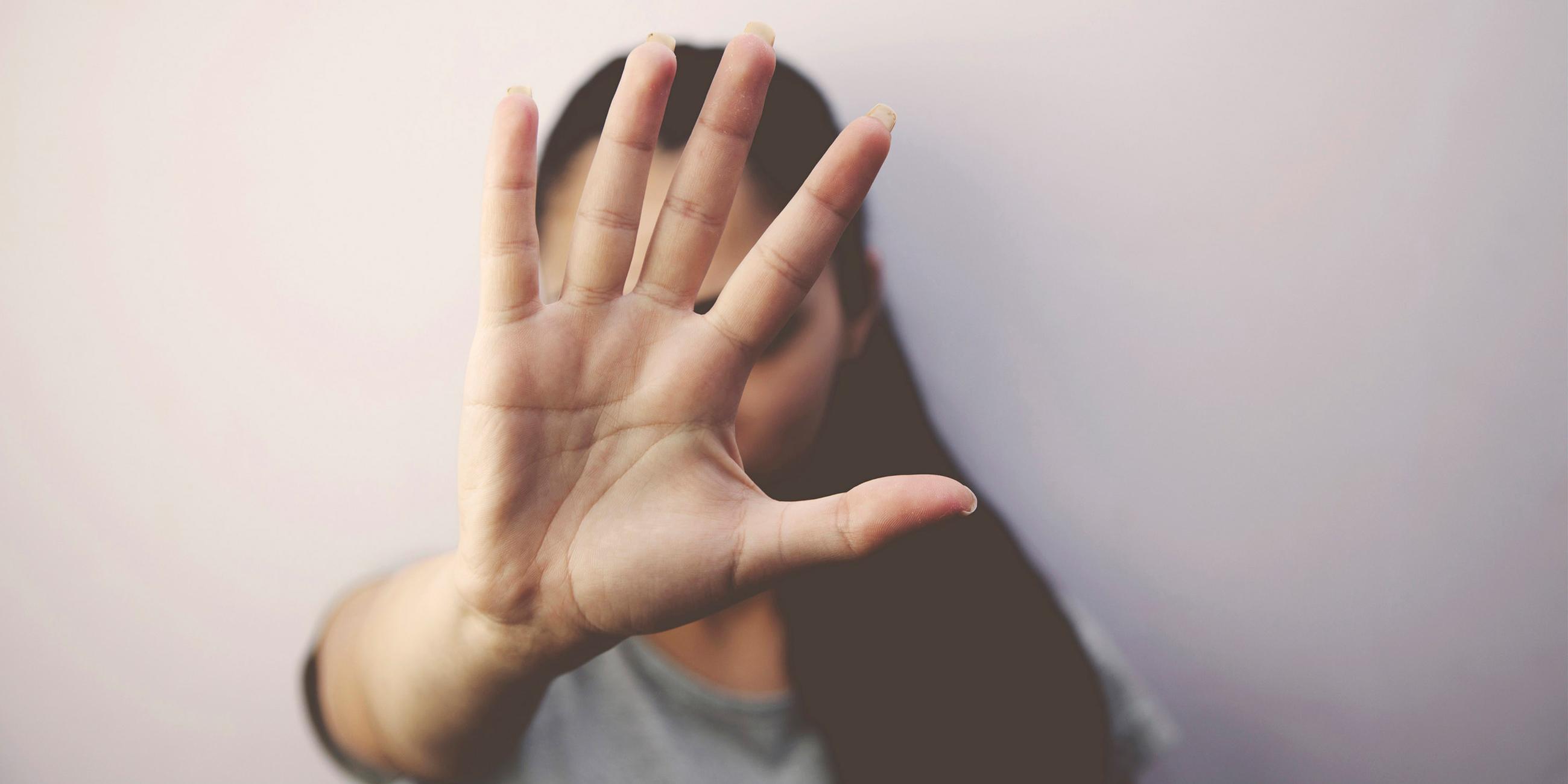 Frau macht Stoppzeichen mit der Hand