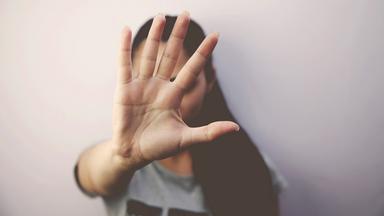 Frau macht Stoppzeichen mit der Hand