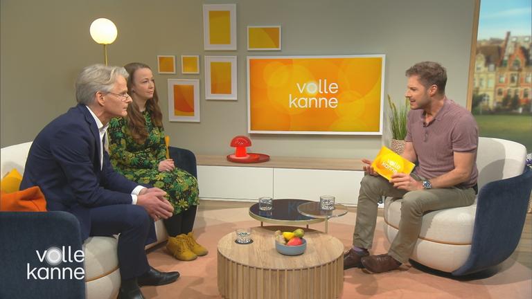 Prof. Christian Laue und Alexandra sitzen auf einer Couch, Florian Weiss sitzt ihnen in einem Sessel gegenüber