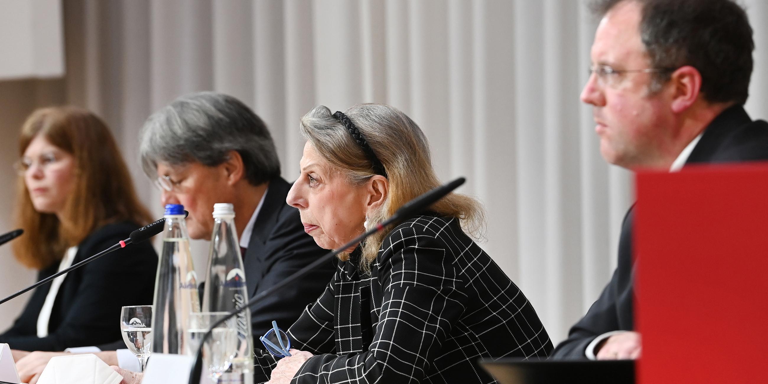 Barbara Leyendecker (l-r), Ulrich Wastl, Marion Westpfahl und Martin Pusch von der Münchner Anwaltskanzlei Westpfahl Spilker Wastl bei der Vorstellung des Gutachtens zu Fällen von sexuellem Missbrauch im katholischen Erzbistum München und Freising. 