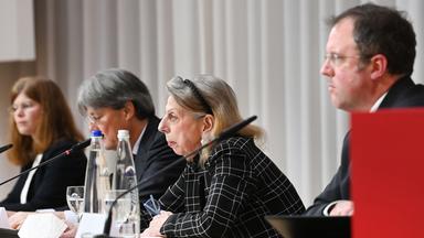 Barbara Leyendecker (l-r), Ulrich Wastl, Marion Westpfahl und Martin Pusch von der Münchner Anwaltskanzlei Westpfahl Spilker Wastl bei der Vorstellung des Gutachtens zu Fällen von sexuellem Missbrauch im katholischen Erzbistum München und Freising. 