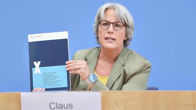 Bundespressekonferenz: Vorstellung der Berichte der Bundesmissbrauchsbeauftragten und der Aufarbeitungskommission des Bundes zu sexualisierter Gewalt gegen Kinder und Jugendliche in Deutschland: Kerstin Claus