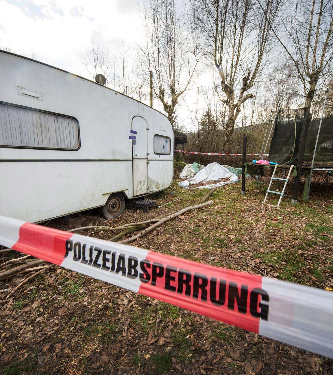 Campingparzelle mit Wohnwagen, davor Polizeiabsperrung, Lügde, 19.02.19