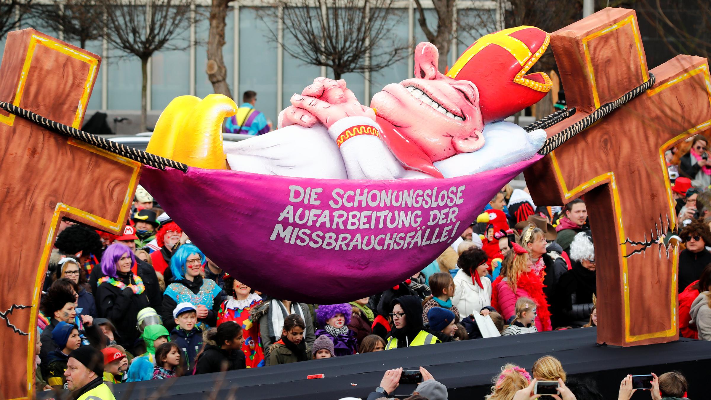 Wagen zum Missbrauchsgipfel am Rosenmontagszug in Düsseldorf