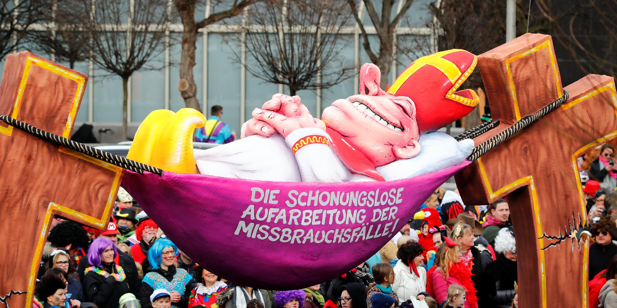 Wagen zum Missbrauchsgipfel am Rosenmontagszug in Düsseldorf