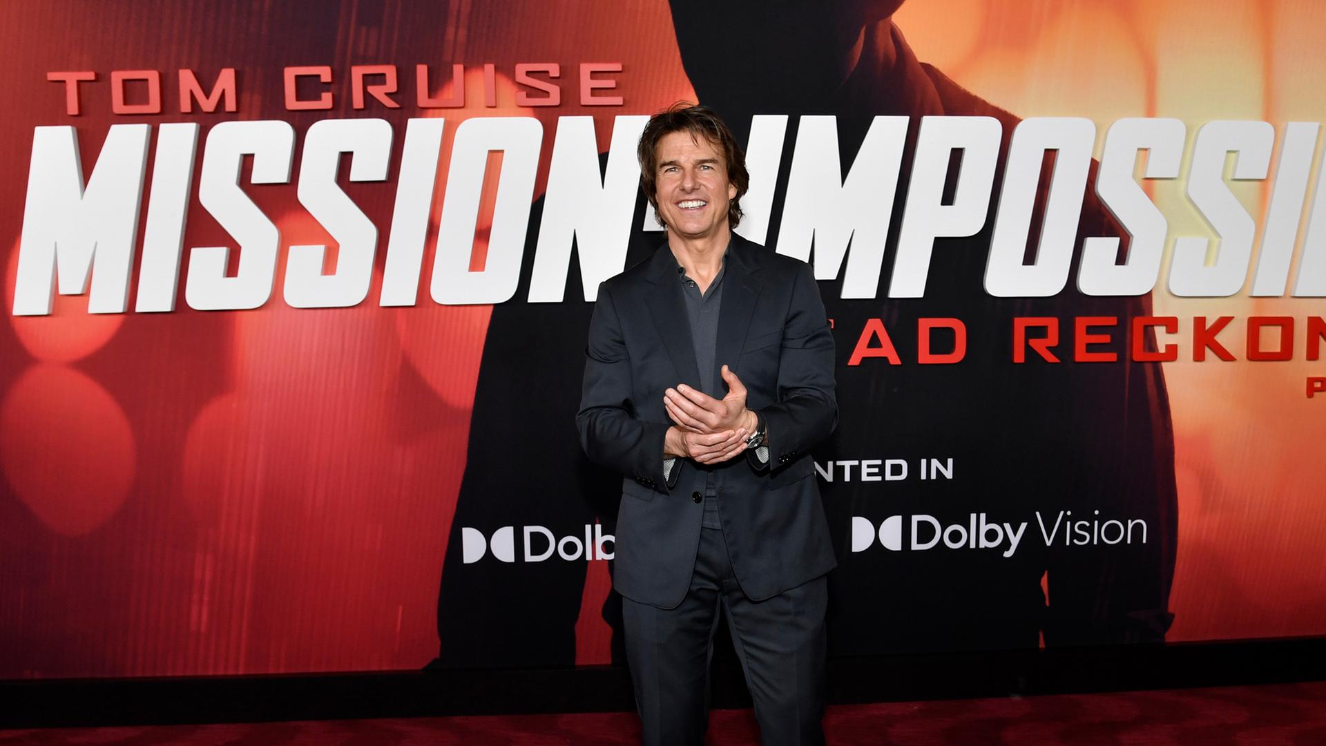 Tom Cruise lacht bei der Premiere von "Mission: Impossible - Dead Reckoning Part One" im Rose Theater im Lincoln Center am 10.07.2023