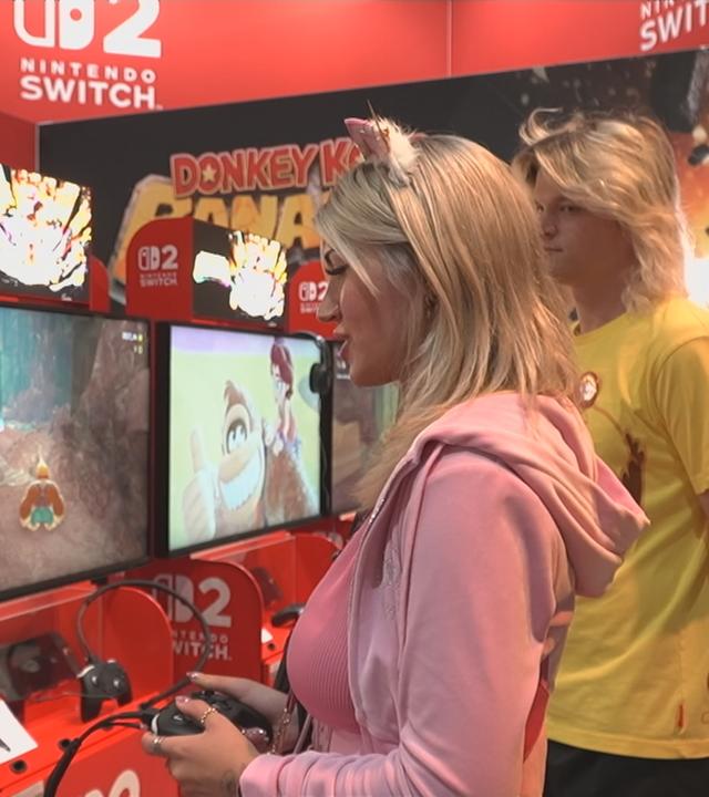 Kunshikitty mit Controller vor einer Switch 2 auf der Gamescom