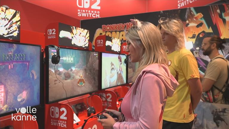 Kunshikitty mit Controller vor einer Switch 2 auf der Gamescom
