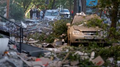 Mit Trümmern bedeckte Fahrzeuge am Ort eines russischen Angriffs auf ein Wohnhaus in Kiew, Ukraine, am 24.05.2026.