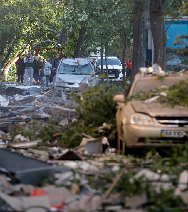 Mit Trümmern bedeckte Fahrzeuge am Ort eines russischen Angriffs auf ein Wohnhaus in Kiew, Ukraine, am 24.05.2026.