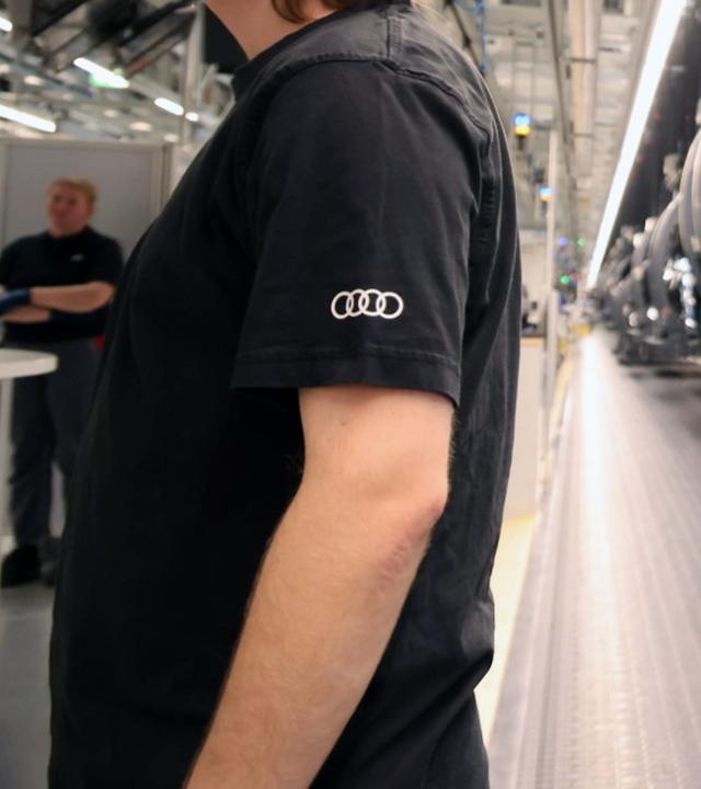 Ein Mitarbeiter in der Produktionsstätte von Audi am 10.09.2026 in Ingolstadt.